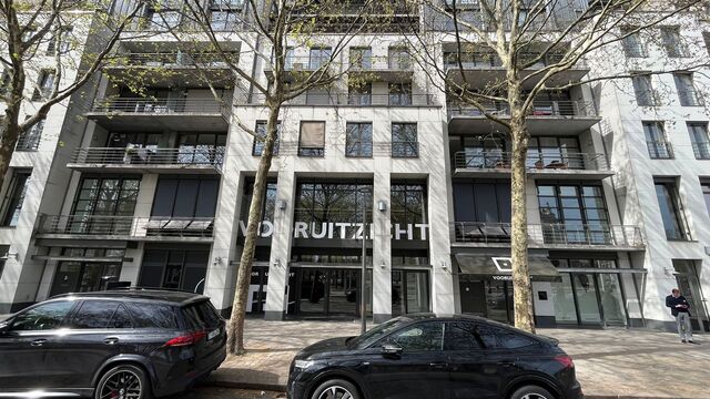 Deze kantoorruimte van ca. 270 m&sup2; bevindt zich op een absolute toplocatie aan de Leopold De Waelplaats, in het hart van het bruisende Antwerpen Zuid. De gelijkvloerse unit is gelegen onder de kantoren van projectontwikkelaar Vooruitzicht en combineert ee
