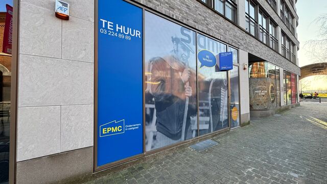 Het betreft een gelijkvloerse kantoorruimte gelegen op het Eilandje te Antwerpen. 

Het kantoor heeft een oppervlakte van ca. 120 m² en is modern afgewerkt.
Dankzij de grote raampartije, hoge plafonds en open landscape inrichting geniet men van een aang