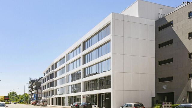 In de Generaal Lemanstraat 61 te Antwerpen-Berchem bevindt zich een recent gerenoveerde kantoorruimte met een eigentijdse uitstraling, volledig aangepast aan de noden van de moderne kantoorgebruiker anno 2025-2026.
Het gelijkvloers beschikt over een oppe