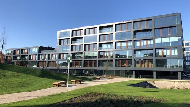 Aan de Posthofbrug in Antwerpen, op een zichtlocatie vlak naast de Antwerpse Ring, bevindt zich een moderne en representatieve kantorensite met een uitstekende bereikbaarheid. Binnen dit project wordt de gelijkvloerse verdieping van ca. 1.014 m&sup2; aangebod