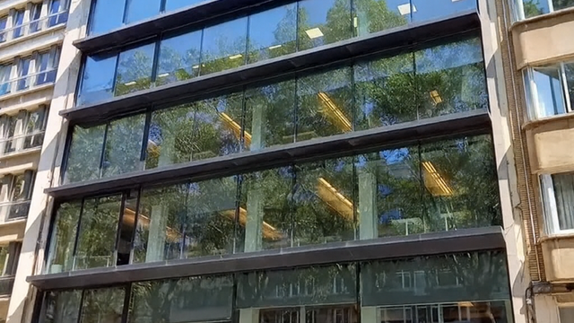 Instapklare kantoorruimte op een uitstekende en strategische ligging, ideaal voor organisaties die comfort en bereikbaarheid centraal stellen.

De kantoorruimte van 364 m&sup2;, gelegen op de 1ste verdieping, beschikt over een heldere en goed indeelbare werkz