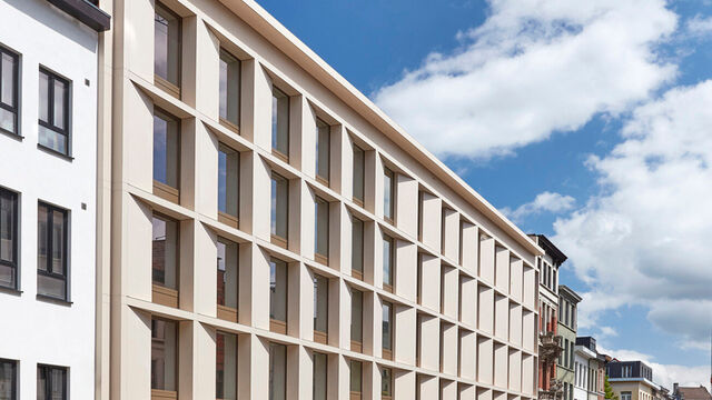 Binnen het recent opgeleverde Maritiem House aan de Olijftakstraat 7 komt op de tweede verdieping een kantoorruimte van 727 m² beschikbaar. Dit moderne en energiezuinige gebouw, in samenwerking met Clockwise Business Center, biedt een inspirerende werkom