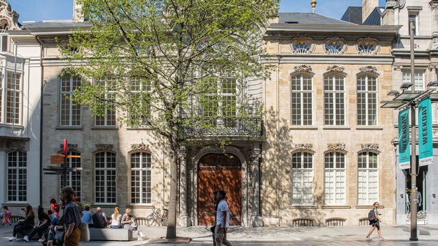 Het betreft de verhuur van een exclusieve kantoorruimte gelegen op de tweede verdieping van een historisch gebouw op topligging in de Meir 85, 2000 Antwerpen. De ruimte omvat ca. 925 m² en werd ingericht volgens het ontwerp van Raf Simons, wat resulteert