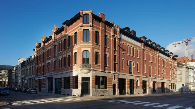 In het voormalige gebouw van Katoen Natie komt deze instapklare kantoorruimte van ca. 130 m&sup2; beschikbaar. De unit bevindt zich op de derde verdieping achteraan van het gebouw en biedt een aangename en functionele werkomgeving.

De ruimte beschikt over ee