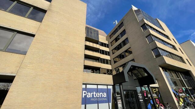 Het betreft beschikbare kantoorruimten langs de Antwerpse Singel in de Singel Building. De locatie is uiterst zichtbaar en biedt een strategische uitvalsbasis voor elk bedrijf. Dankzij de directe aansluiting op de Singel en de nabijheid van de belangrijks