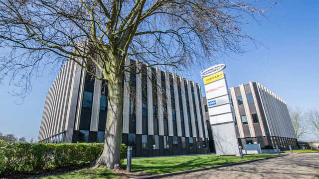 Op een uitstekende zichtlocatie langs de Prins Boudewijnlaan 5 in Kontich bevindt zich dit representatief en modern kantoorgebouw met een totale oppervlakte van ca. 6.500 m&sup2;, verdeeld over drie bovengrondse verdiepingen.

Dankzij de strategische ligging 