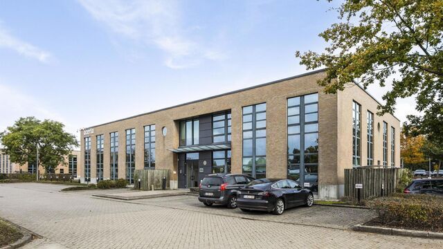 Deze gelijkvloerse kantoorruimte van ca. 355 m² is gelegen binnen het E19 Business Park te Mechelen en is onmiddellijk beschikbaar.
De ruimte biedt een verzorgde en functionele kantooromgeving met flexibele indelingsmogelijkheden. Dankzij de ligging op
