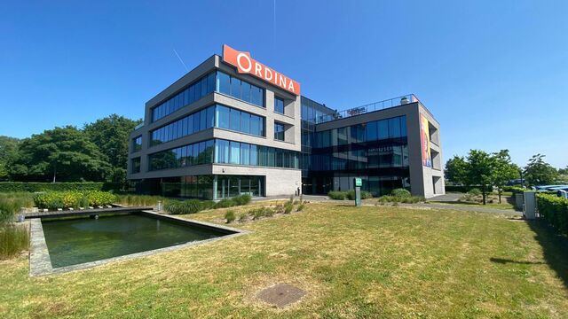 Deze moderne kantoren bevinden zich op een zichtlocatie langs de E19, met uitstekende bereikbaarheid vanuit zowel Antwerpen als Brussel.
De gebouwen voldoen aan de huidige eisen van de moderne kantoorgebruiker en worden afgewerkt met kwalitatieve material