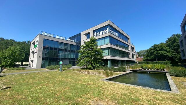 Deze moderne kantoren bevinden zich op een zichtlocatie langs de E19, met uitstekende bereikbaarheid vanuit zowel Antwerpen als Brussel.
De gebouwen voldoen aan de huidige eisen van de moderne kantoorgebruiker en worden afgewerkt met kwalitatieve material