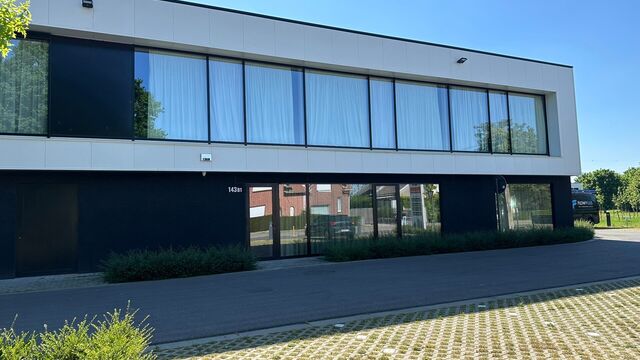 In het nieuwbouw bedrijvenpark, langsheen de Abtsdreef, bieden wij dit prachtig ingerichte kantoor te huur aan. Dit kantoor geniet een uitstekende ligging te Stabroek nabij de Haven van Antwerpen. 

Het kantoor heeft een oppervlakte van ca. 100 m&sup2; en is 