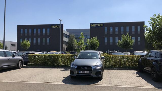 Deze kantorenruimte van ca. 1.200 m&sup2; is gelegen op de tweede verdieping van een verzorgd kantoorgebouw. De verdieping kan eventueel worden opgesplitst.
De op-en afritten tot de E313 (Antwerpen-Luik) bevinden zich op ca. 1,5 km van deze kantoren.

Parkeer