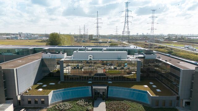 In het West Port Business Park in Zwijndrecht bieden wij een kantoorruimte van ca. 475 m&sup2; te huur aan.
De ligging langs de E34 zorgt voor een uitstekende bereikbaarheid.

De ruimte is modern en energiezuinig afgewerkt en beschikt over veel natuurlijke li