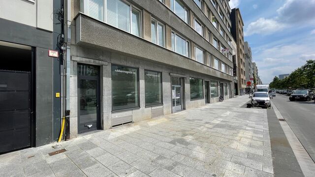 Gelijkvloers kantoor (ca. 601m²) met strategische ligging alsook 2 privatieve toegangen gelegen aan de Leien in het centrum van Antwerpen.
Het geheel is afgewerkt met een gietvloer alsook verlichting en ventilatie. Achteraan het pand bevinden zich lich