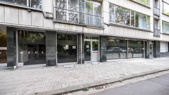 Dit commercieel handelspand met centrale ligging heeft een oppervlakte van 236m² en een etalage breedte van 15 m.
Het handelspand is ingedeeld in verschillende ruimtes/ kantoren/ burelen door verschillende raampartijen en is multifunctioneel.
Er is