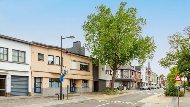 Deze mooie handelsruimte ligt pal in het commerciële centrum van Hove, met een mooie visibiliteit.
Het gelijkvloers heeft een private toegang vanaf de straat en is uitermate geschikt voor een waaier aan toepassingen (vb. vrije beroepen, groepspraktijk,.