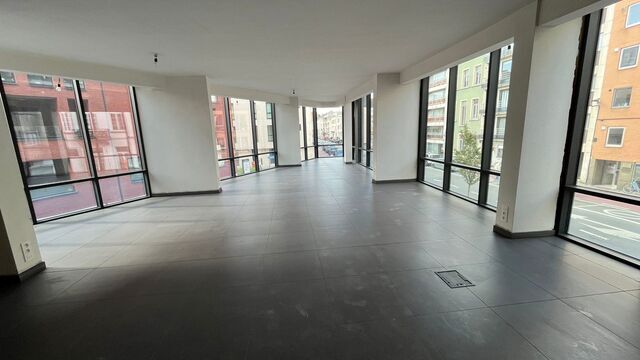 Op een perfecte locatie, vlakbij het station en met een vlotte verbinding naar de op- en afrit van de E19, bevindt zich deze nieuwe en hoogwaardig horizontaal afgewerkte kantoorruimte van ca. 96 m&sup2;.

Via de lift bereikt u rechtstreeks het kantoor vanuit 