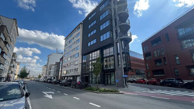 Op een perfecte locatie, vlakbij het station en met een vlotte verbinding naar de op- en afrit van de E19, bevindt zich deze nieuwe en hoogwaardig horizontaal afgewerkte kantoorruimte van ca. 96 m².
Via de lift bereikt u rechtstreeks het kantoor vanuit