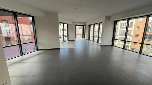 Op een perfecte locatie, vlakbij het station en met een vlotte verbinding naar de op- en afrit van de E19, bevindt zich deze nieuwe en hoogwaardig horizontaal afgewerkte kantoorruimte van ca. 96 m&sup2;.

Via de lift bereikt u rechtstreeks het kantoor vanuit 