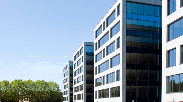 Aan de Posthofbrug te Antwerpen (Berchem) bevindt zich een moderne en representatieve kantorensite op een zichtlocatie langs de Antwerpse Ring.
De site omvat vier eigentijdse kantoorgebouwen van elk ca. 6.682 m&sup2;, gelegen in een groene en aangename omgevi