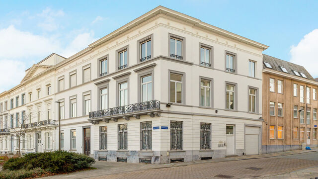 Op een uitzonderlijke topligging in het centrum van Mechelen, aan de Lange Nieuwstraat 1, bevindt zich dit prestigieuze kantoorgebouw in neoclassicistische stijl.&nbsp;

Het gebouw beschikt over een totale oppervlakte van ca. 575 m&sup2;, verdeeld over drie verdi