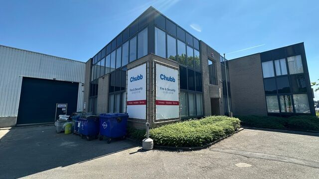 Het betreft de verhuur van een representatieve KMO-unit op een zeer centrale locatie te Aartselaar, met een vlotte verbinding naar de A12.
De unit omvat ca. 730 m², bestaande uit 430 m² opslagruimte met mezzanine en 300 m² kantoorruimte. De unit heef