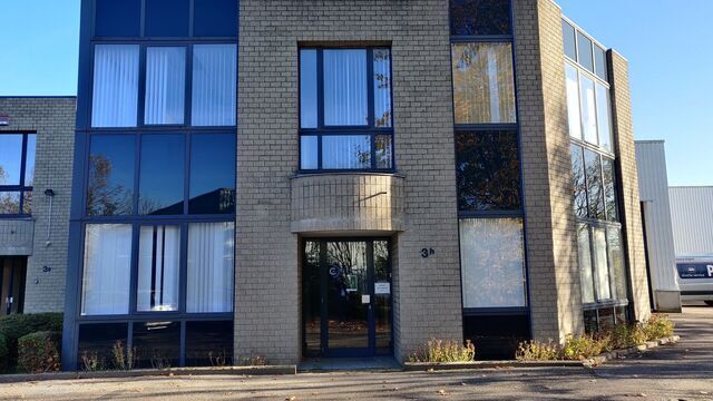 Het betreft de verhuur van een representatieve KMO-unit op een zeer centrale locatie te Aartselaar, met een vlotte verbinding naar de A12.
De unit omvat ca. 730 m², bestaande uit 430 m² opslagruimte met mezzanine en 300 m² kantoorruimte. De unit heef