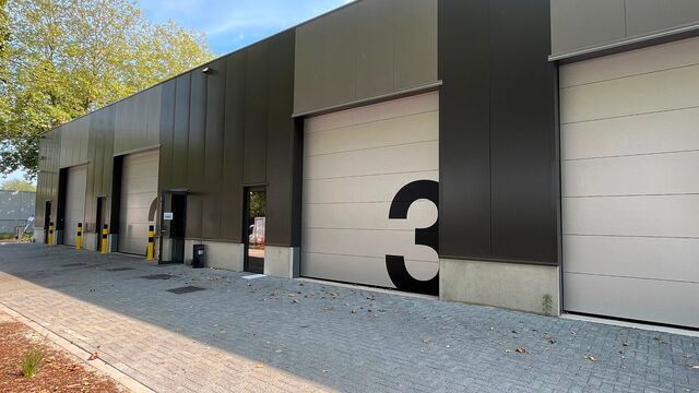 Het betreft de verhuur van een uitstekend gelegen nieuwbouw KMO-unit aan de Maccabilaan te Hoboken. Dit project ligt op een boogscheut van het centrum van Antwerpen en biedt een prima verbinding met de belangrijkste snelwegen (A12/E19/E17). 

De KMO-unit 