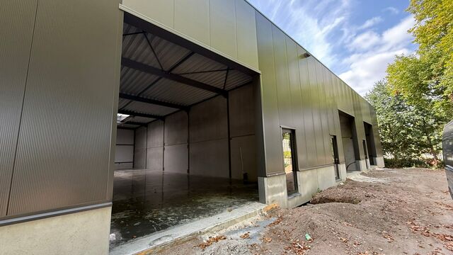 Het betreft de verhuur van een uitstekend gelegen nieuwbouw KMO-unit aan de Maccabilaan te Hoboken. Dit project ligt op een boogscheut van het centrum van Antwerpen en biedt een prima verbinding met de belangrijkste snelwegen (A12/E19/E17). 

De KMO-unit 