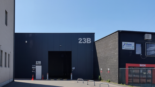 Het betreft de verhuur van een representatieve KMO-unit te Deurne. Deze heeft een oppervlakte van ca. 84 m&sup2; opslagruimte en 180 m&sup2; kantoorruimte/showroom. De unit is voorzien van verlichting, drijfkracht, een automatische sectionaalpoort en gedeeld sani