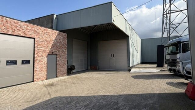 Dit ruime magazijn van ca. 560 m&sup2; biedt dankzij de vrije hoogte van ca. 6 meter en de elektrische sectionaalpoort van ca. 4 x 4,5 meter een uitstekende basis voor opslag, logistiek of andere bedrijfsactiviteiten.

De troeven van dit magazijn:

Ruime oppe