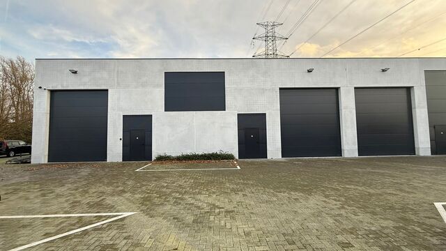Het betreft de verhuur van een recente KMO-unit met buitenopslag, gelegen in de KMO-zone Doornpark te Beveren, langsheen de N70. 

De unit heeft een oppervlakte van ca. 430 m&sup2;. Deze beschikt over een vrije hoogte van 7 meter en is voorzien van de gebruik