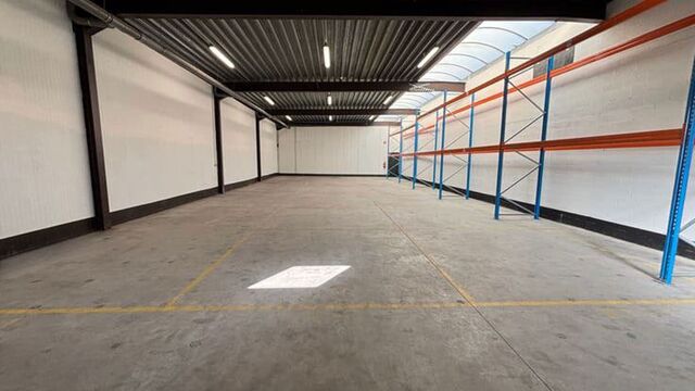 Gelegen op een strategische locatie in Bedrijvenpark Moerbroek, vlak naast de op- en afrit Herentals Industrie van de E313. Deze ligging zorgt voor een uitstekende en directe verbinding met het omliggende wegennet.

Unit 9A omvat ca. 240 m&sup2; opslag-/werkr