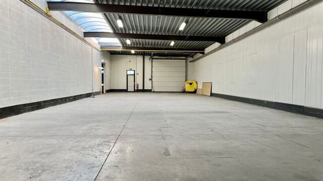 Gelegen op een strategische locatie in Bedrijvenpark Moerbroek, vlak naast de op- en afrit Herentals Industrie van de E313. Deze ligging zorgt voor een uitstekende en directe verbinding met het omliggende wegennet.

Unit 8C omvat ca. 290 m&sup2; opslag-/werkr