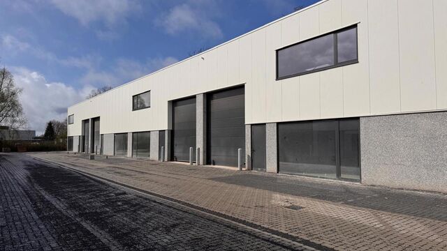 Deze KMO-unit, gelegen aan de Starrenhoflaan in Kapellen, heeft een oppervlakte van ca. 216 m&sup2; en wordt aangeboden tegen een huurprijs van &euro; 20.520/jaar. De ligging is bijzonder gunstig, met een vlotte aansluiting op de Kapelsestraat, de Kalmthoutseste