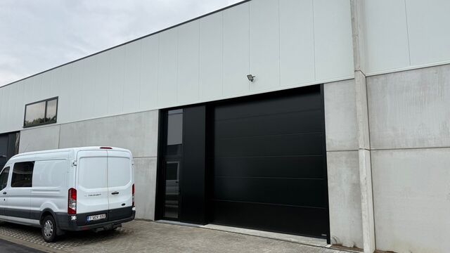 In dit nieuwbouwproject in industriezone 'De Vloeiende' te Kapellen bieden wij deze KMO-unit te huur aan. Het project is zeer centraal gelegen in de regio Kapellen/Ekeren/Brasschaat en biedt een vlotte verbinding met de Antwerpse Haven.

Deze unit heeft e