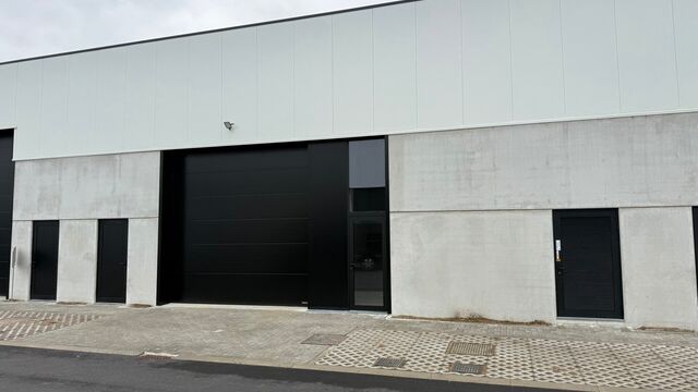 In dit nieuwbouwproject in industriezone 'De Vloeiende' te Kapellen bieden wij deze KMO-unit te huur aan. Het project is zeer centraal gelegen in de regio Kapellen/Ekeren/Brasschaat en biedt een vlotte verbinding met de Antwerpse Haven.
Deze unit heeft e