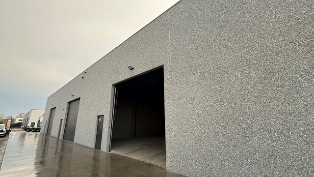 Het betreft de verhuur van een recente KMO-unit, gelegen tussen Sint-Niklaas en Lokeren, langs de N70.

De unit heeft een oppervlakte van ca. 310 m&sup2;. Deze beschikt over een vrije hoogte van 6 meter en is voorzien van de gebruikelijke nutsvoorzieningen zo