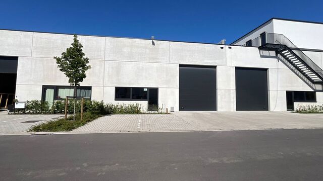 Het betreft een KMO-unit gelegen in het nieuw aangelegde bedrijvenpark 'La Brique'. De site geniet van een goede bereikbaarheid via de E313 (Antwerpen&ndash;Luik) en de nabijheid van de stad Lier.

Het pand omvat een totale oppervlakte van ca. 332 m&sup2;, waarva