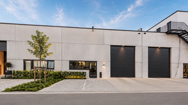 Het betreft een KMO-unit gelegen in het nieuw aangelegde bedrijvenpark 'La Brique'. De site geniet van een goede bereikbaarheid via de E313 (Antwerpen–Luik) en de nabijheid van de stad Lier.
Het pand omvat een totale oppervlakte van ca. 332 m², waarva