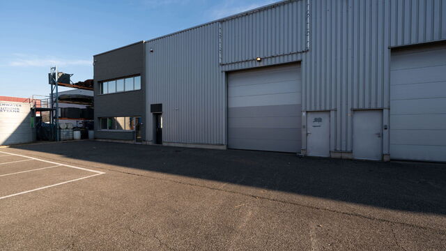 Het betreft de verhuur van een KMO-unit gelegen in industriezone De Zaat in Temse. Deze gunstige ligging nabij zowel op- en afrittencomplex Temse van de E17, als de N16 en de A12, zorgen voor een vlotte ontsluiting naar Antwerpen en Brussel.
De unit he