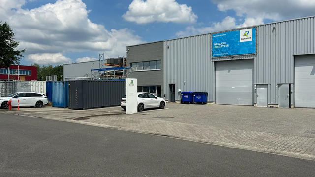 Het betreft de verhuur van een KMO-unit gelegen in industriezone De Zaat in Temse. Deze gunstige ligging nabij zowel op- en afrittencomplex Temse van de E17, als de N16 en de A12, zorgen voor een vlotte ontsluiting naar Antwerpen en Brussel. 

De unit he