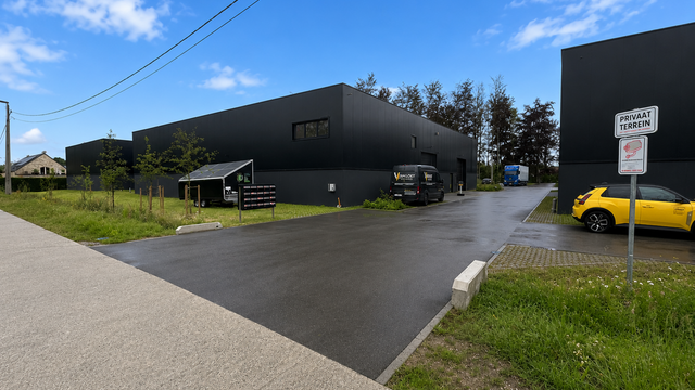 Recente nieuwbouwunit met een oppervlakte van ca. 181 m&sup2;, gelegen binnen het Duffel Business Park langs de Notmeir te Duffel. De site geniet van een vlotte bereikbaarheid via de N1 (Antwerpen &ndash; Mechelen) en bevindt zich op korte afstand van de op- en a
