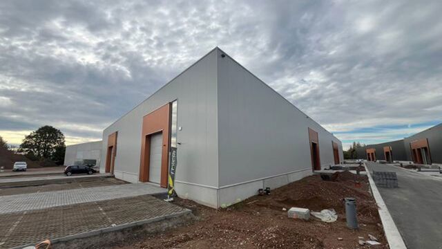 Strategisch gelegen te Heist-op-den-Berg, bieden wij binnen het nieuwbouw KMO-project &lsquo;Langveld&rsquo; een verhuurde KMO-unit te koop aan als investeringsopportuniteit.

Unit A7&nbsp;omvat ca. 324 m&sup2; opslagruimte/werkplaats met een vrije hoogte van ca. 7,5 met