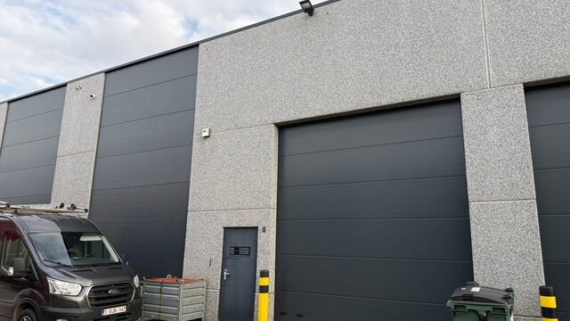 Het betreft een KMO-unit (BJ 2016) gelegen in de industriezone Satenrozen te Kontich. Door de strategische ligging op de as Antwerpen-Brussel, geniet de site van een uitstekende ontsluiting via de E19 en/of de A12.

Het pand behelst een oppervlakte van ca