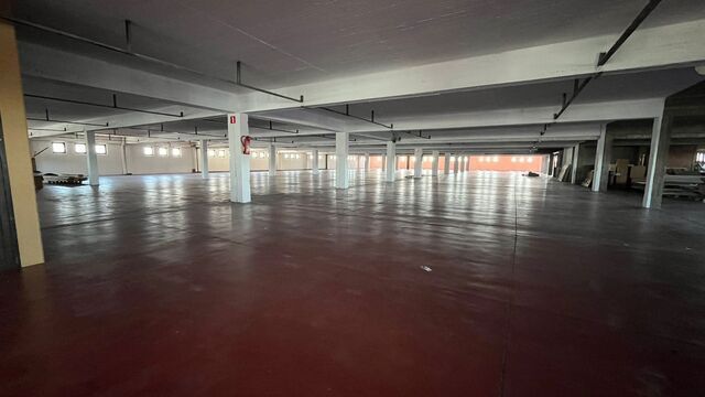 Langs de zijkant van het gebouw kan er eenvoudig geladen en gelost worden via een laadbrug. Vervolgens kan de stockage via twee functionele goederenliften naar het tweede verdiep worden gebracht.

- Oppervlakte: ca. 2.300 m&sup2;
- Vrije hoogtes:
Laagste punt