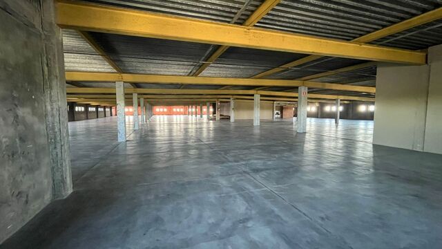 Langs de zijkant van het gebouw kan er eenvoudig geladen en gelost worden via een laadbrug. Vervolgens kan de stockage via twee functionele goederenliften naar het derde verdiep worden gebracht.

- Oppervlakte: ca. 2.300 m&sup2;
- Vrije hoogtes:
Laagste punt 