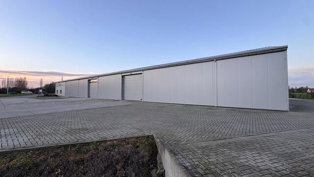 Op deze schitterende locatie te Antwerpen Ekeren, vlakbij het op- en afrittencomplex van de A12, bieden wij dit bedrijfsgebouw te huur aan. Het eigendom is gelegen in agrarische zone met een vergunning voor passieve opslag. 

Het pand omvat ca. 1 856 m&sup2; 