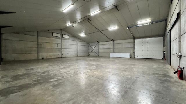 Op deze schitterende locatie te Antwerpen Ekeren, vlakbij het op- en afrittencomplex van de A12, bieden wij dit bedrijfsgebouw te huur aan. Het eigendom is gelegen in agrarische zone met een vergunning voor passieve opslag. 

Het pand omvat ca. 1 856 m&sup2; 