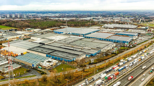 Dit strategisch gelegen magazijn bevindt zich in Industriepark-West in Sint-Niklaas, op slechts 2 km van op- en afrit 15 van de E17. Dankzij deze centrale ligging zijn Antwerpen, Gent en de omliggende regio&rsquo;s via de N16 vlot bereikbaar. De site geniet b