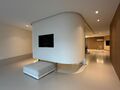 Deze hoogwaardige gelijkvloerse showroom van 284 m&sup2; combineert uitstraling met een functionele indeling en is geschikt als showroom, kantoorruimte of opleidingslocatie (diverse sectoren). B2C-activiteiten zijn niet toegestaan.

De ruimte is afgewerkt met